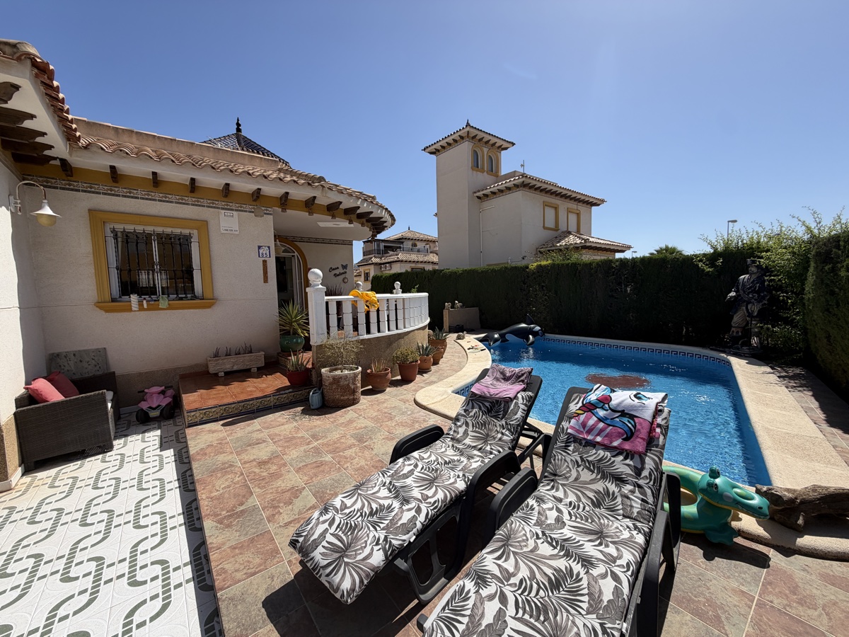 For sale - 4 Bedroom 3 Bathroom Villa in Villamartin - , Villamartin, Alicante, Spain - Alicante