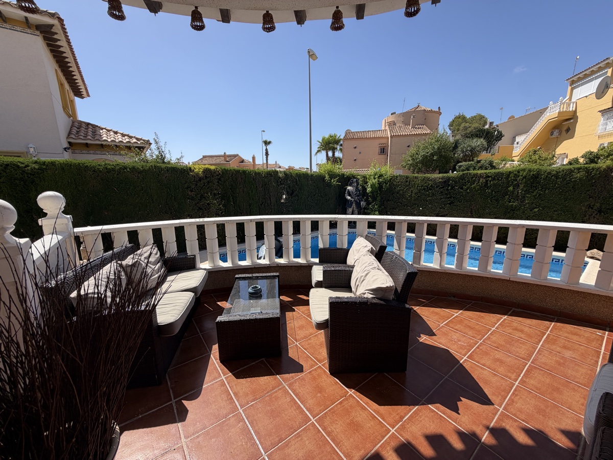 For sale - 4 Bedroom 3 Bathroom Villa in Villamartin - , Villamartin, Alicante, Spain - Alicante