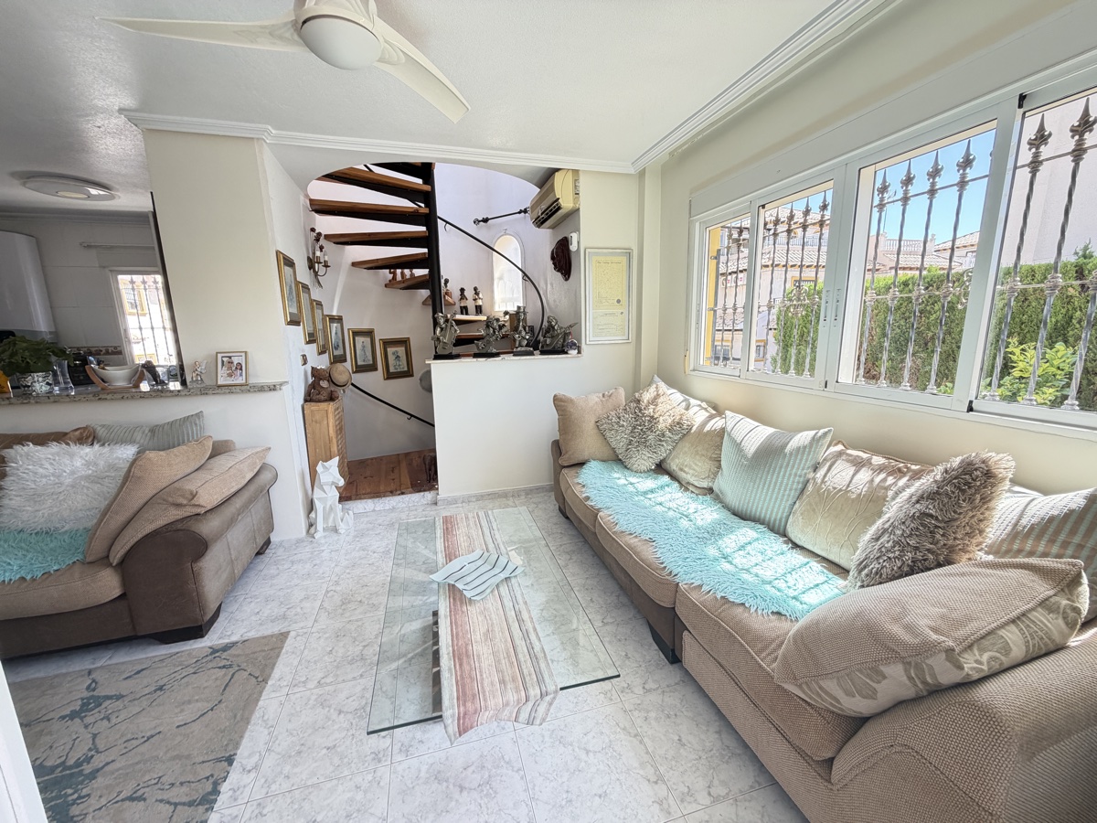 For sale - 4 Bedroom 3 Bathroom Villa in Villamartin - , Villamartin, Alicante, Spain - Alicante