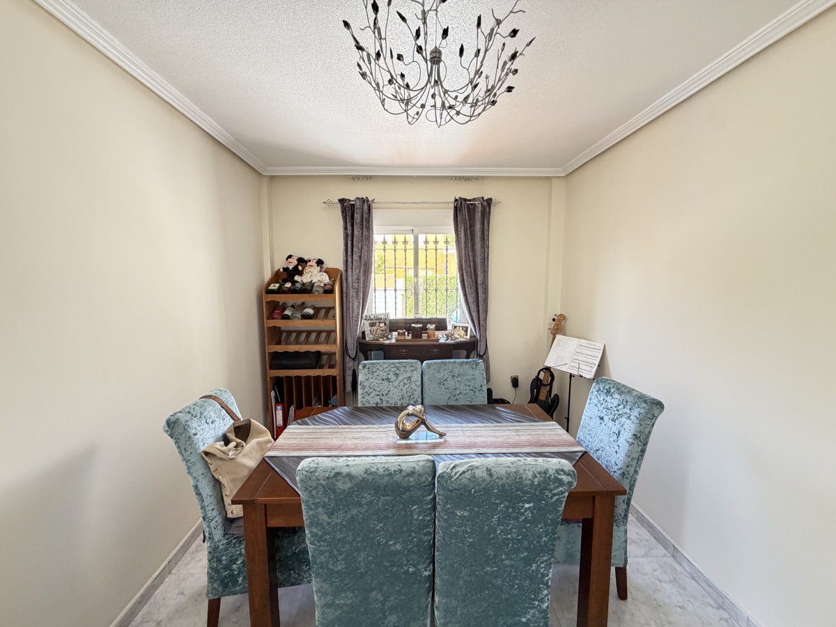 For sale - 4 Bedroom 3 Bathroom Villa in Villamartin - , Villamartin, Alicante, Spain - Alicante