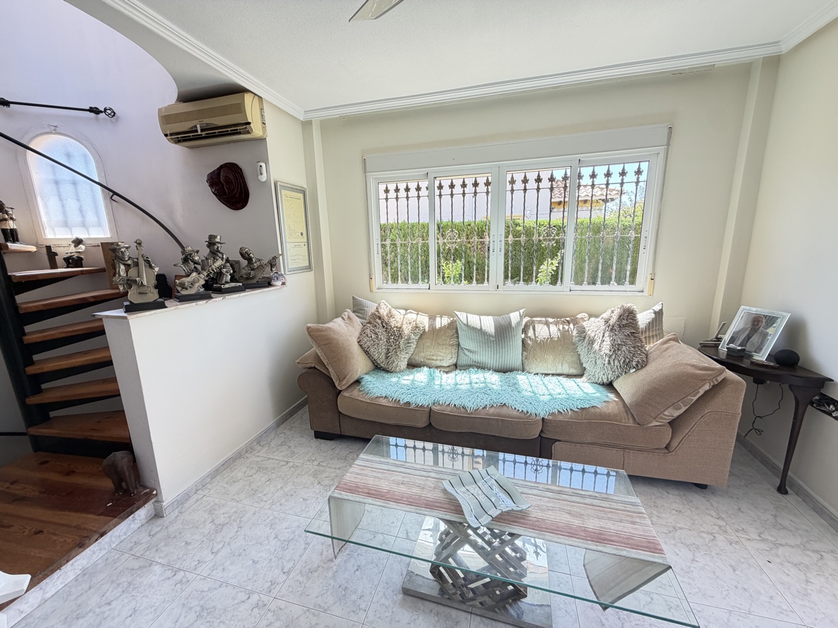 For sale - 4 Bedroom 3 Bathroom Villa in Villamartin - , Villamartin, Alicante, Spain - Alicante