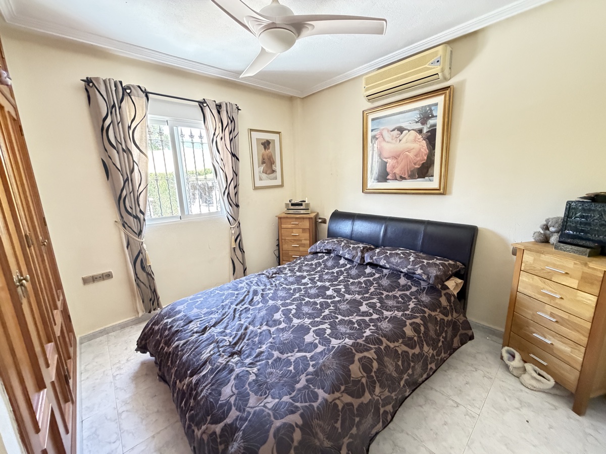 For sale - 4 Bedroom 3 Bathroom Villa in Villamartin - , Villamartin, Alicante, Spain - Alicante