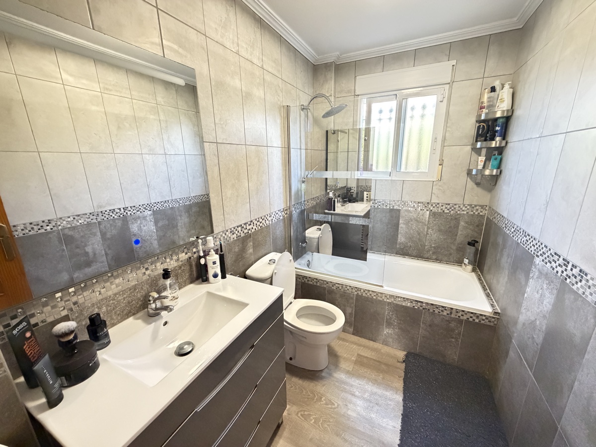 For sale - 4 Bedroom 3 Bathroom Villa in Villamartin - , Villamartin, Alicante, Spain - Alicante