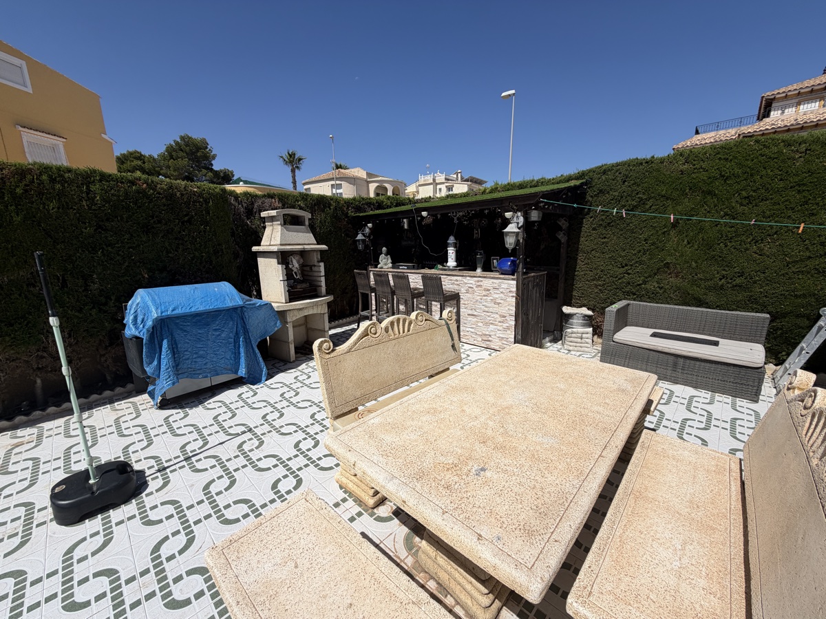 For sale - 4 Bedroom 3 Bathroom Villa in Villamartin - , Villamartin, Alicante, Spain - Alicante