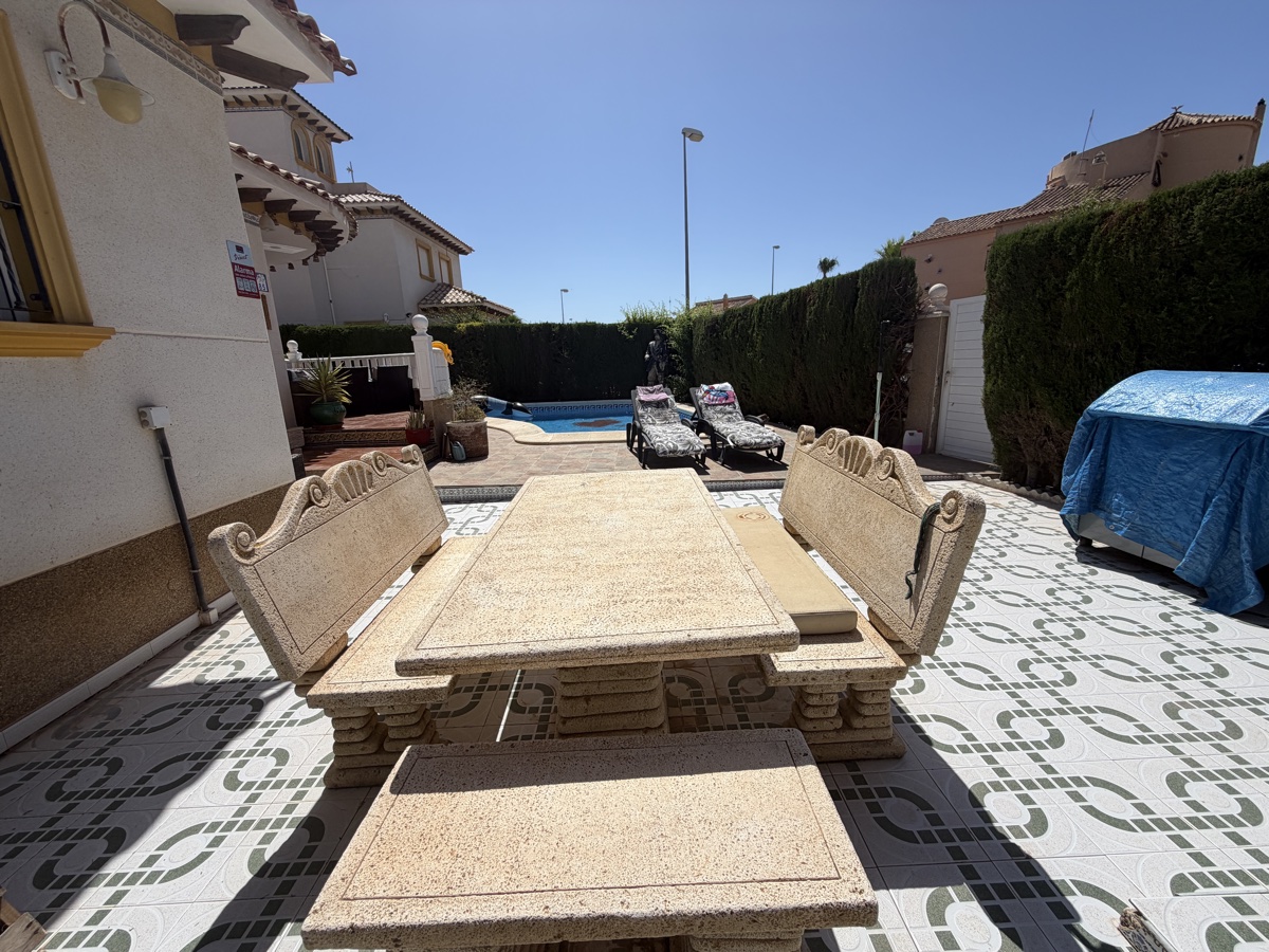 For sale - 4 Bedroom 3 Bathroom Villa in Villamartin - , Villamartin, Alicante, Spain - Alicante