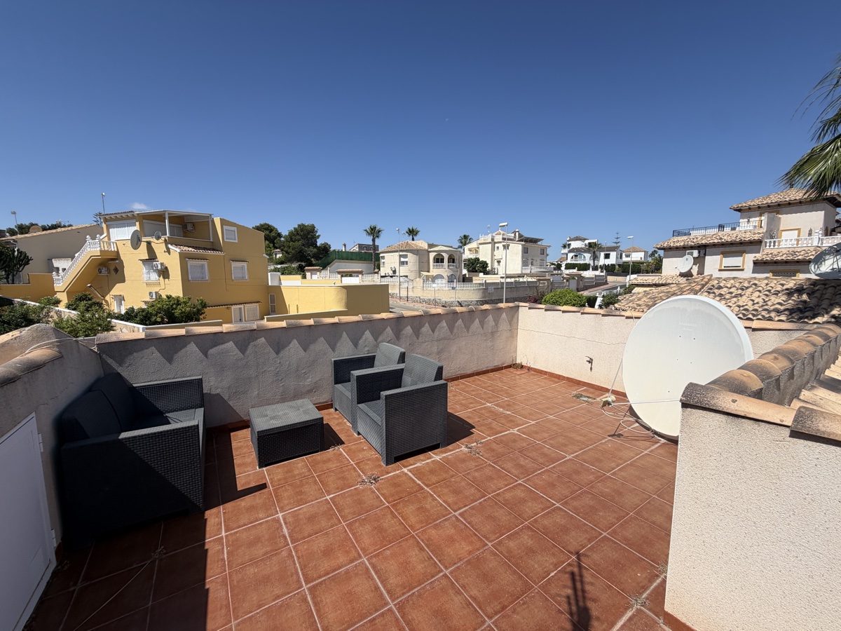For sale - 4 Bedroom 3 Bathroom Villa in Villamartin - , Villamartin, Alicante, Spain - Alicante