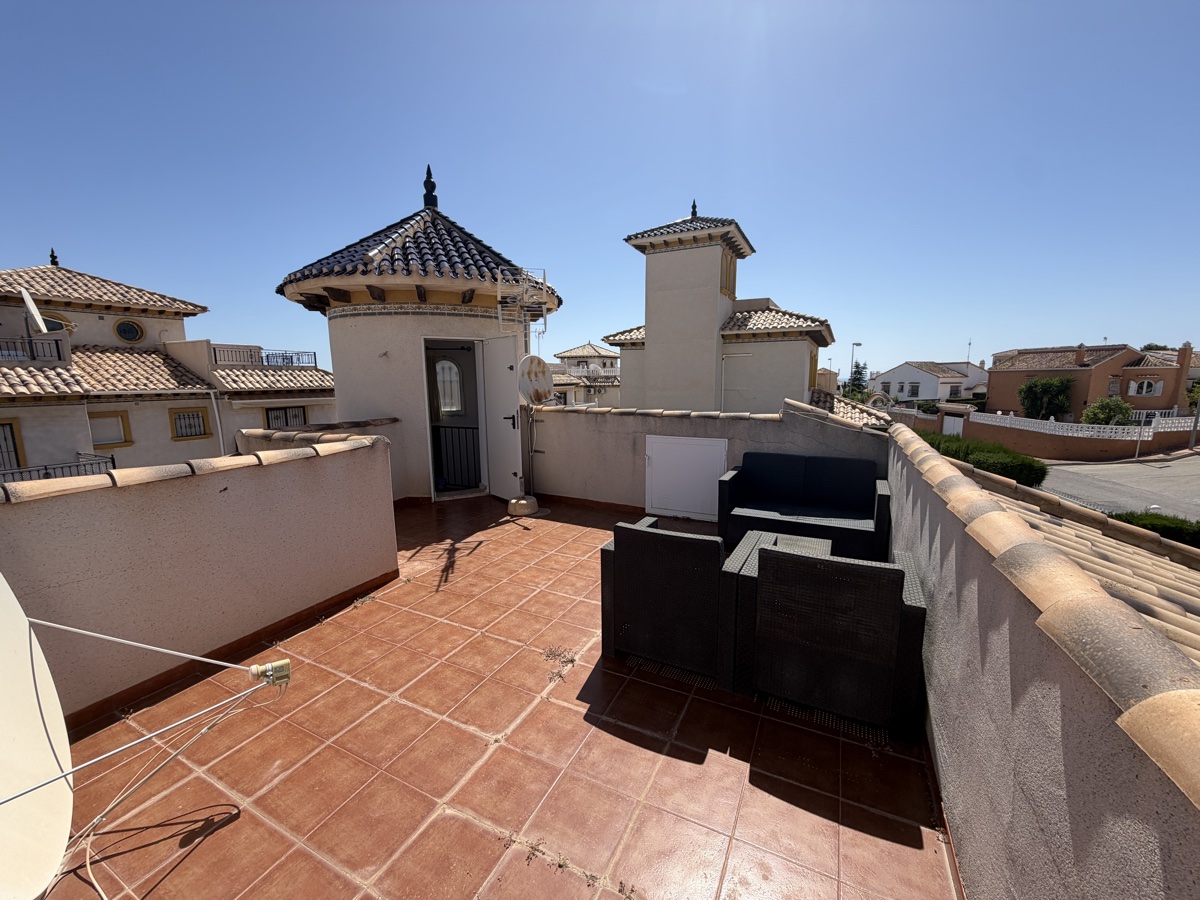 For sale - 4 Bedroom 3 Bathroom Villa in Villamartin - , Villamartin, Alicante, Spain - Alicante