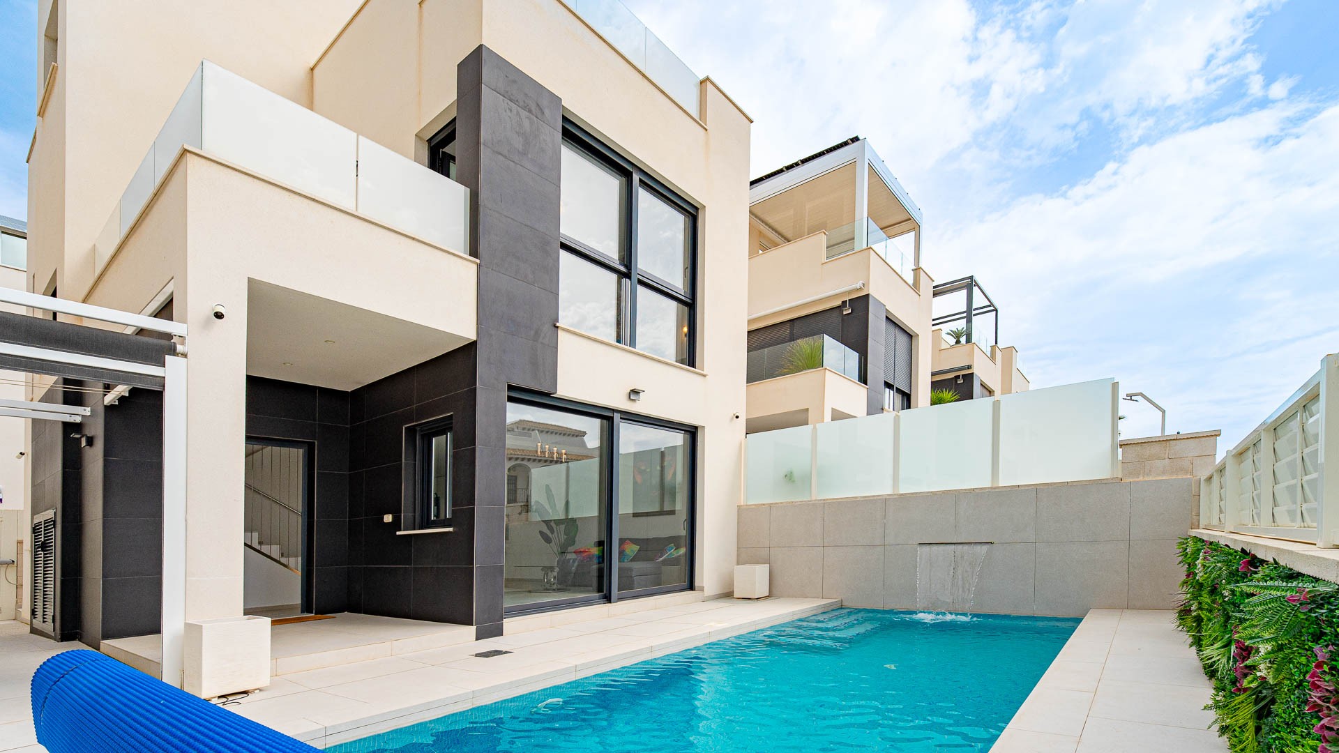 For sale - 4 Bedroom 2 Bathroom Villa in Punta Prima - Punta Prima  - Alicante
