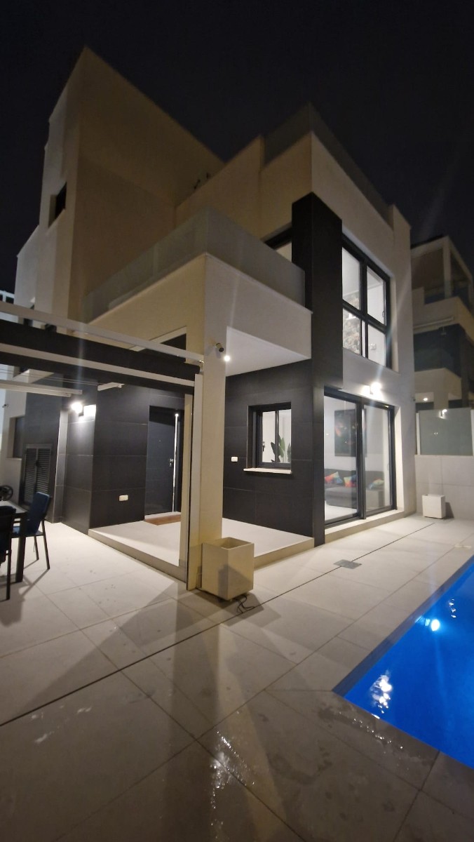 For sale - 4 Bedroom 2 Bathroom Villa in Punta Prima - Punta Prima  - Alicante