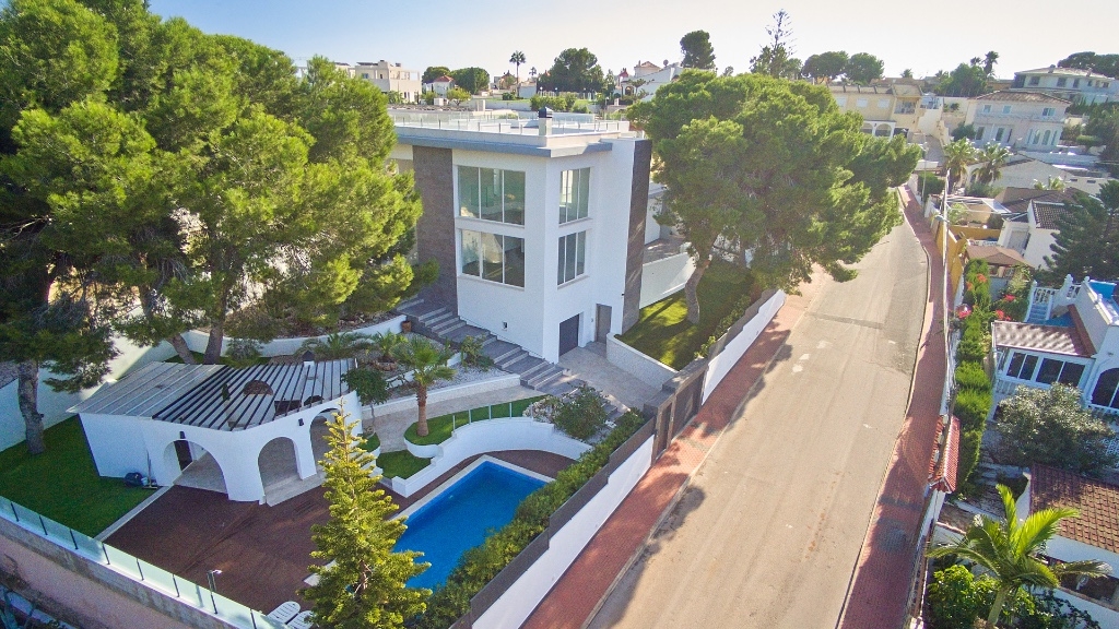 6 Bedroom 3 Bathroom Villa in Los Balcones