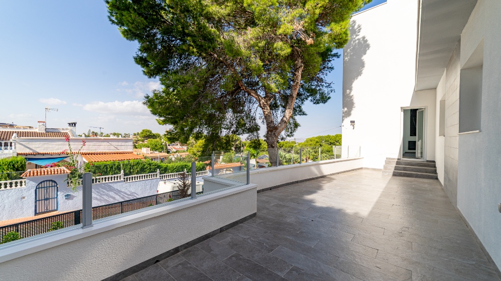 For sale - 6 Bedroom 3 Bathroom Villa in Los Balcones - Los Balcones  - Alicante