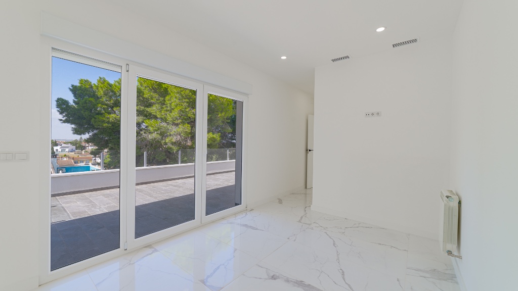 For sale - 6 Bedroom 3 Bathroom Villa in Los Balcones - Los Balcones  - Alicante
