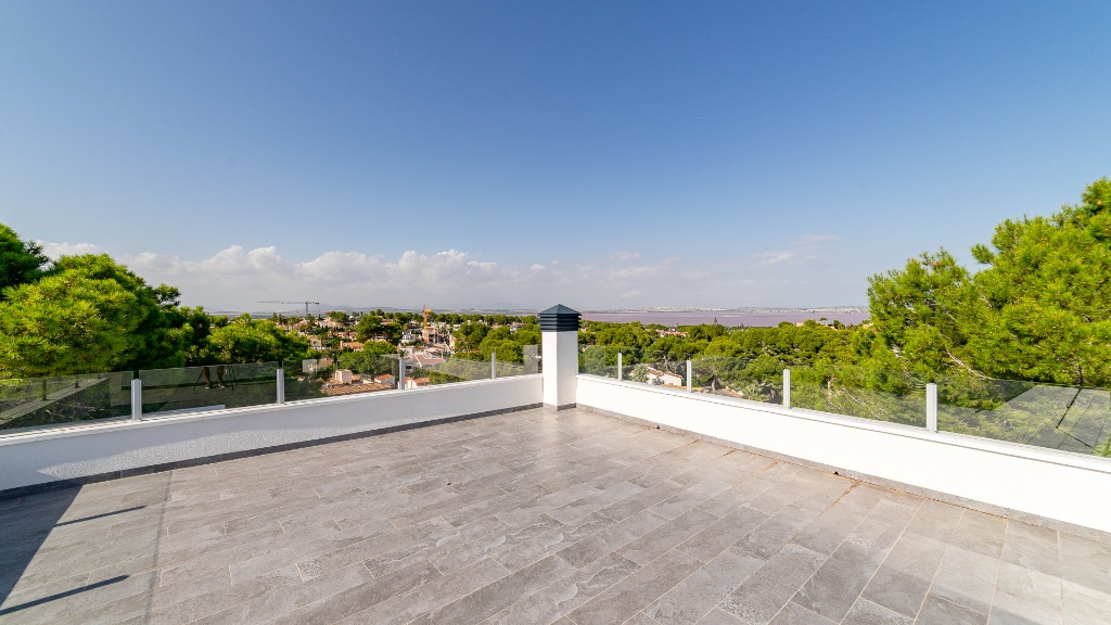 For sale - 6 Bedroom 3 Bathroom Villa in Los Balcones - Los Balcones  - Alicante