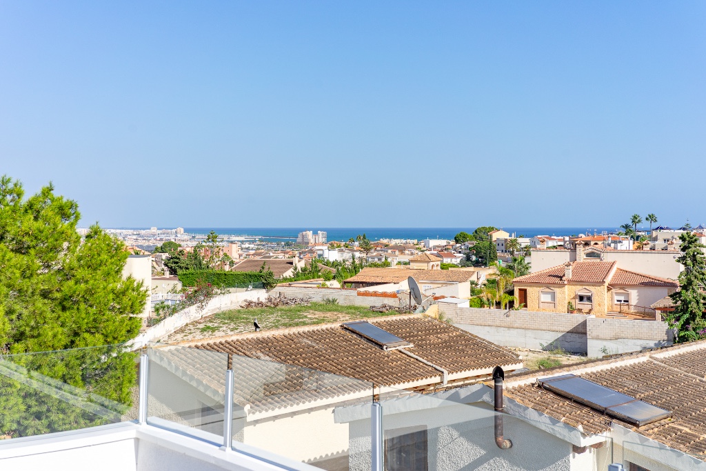 For sale - 6 Bedroom 3 Bathroom Villa in Los Balcones - Los Balcones  - Alicante