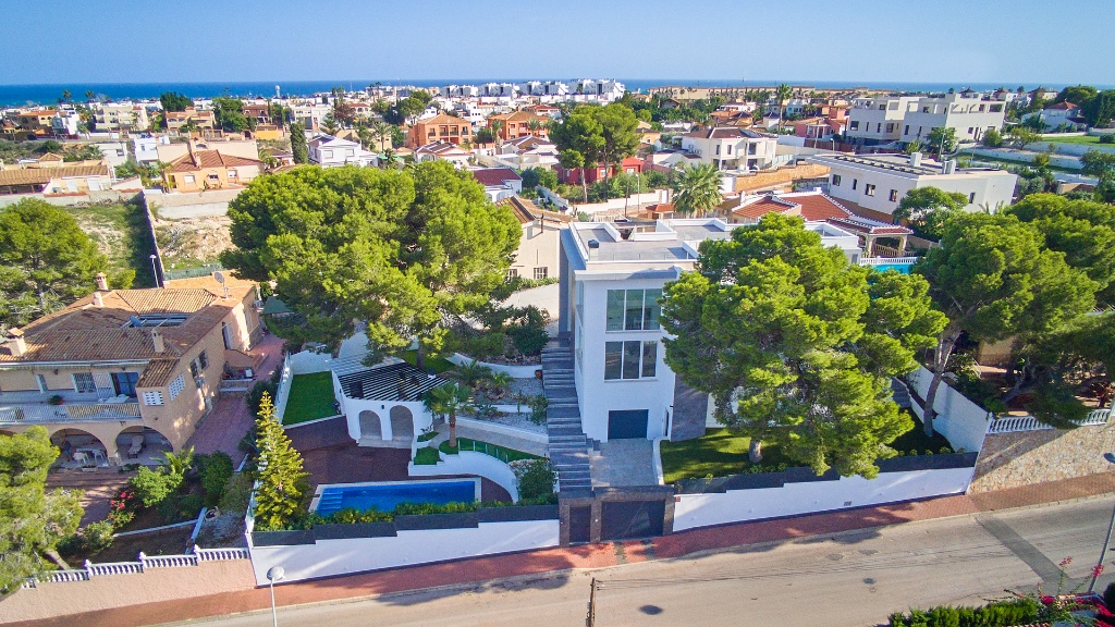 For sale - 6 Bedroom 3 Bathroom Villa in Los Balcones - Los Balcones  - Alicante