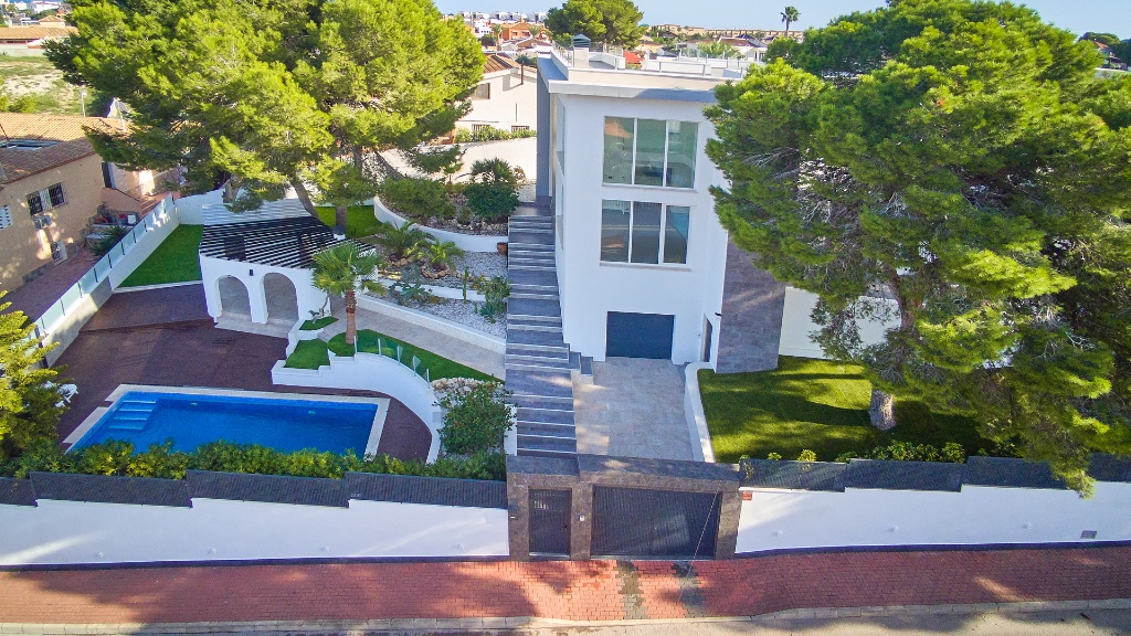 For sale - 6 Bedroom 3 Bathroom Villa in Los Balcones - Los Balcones  - Alicante