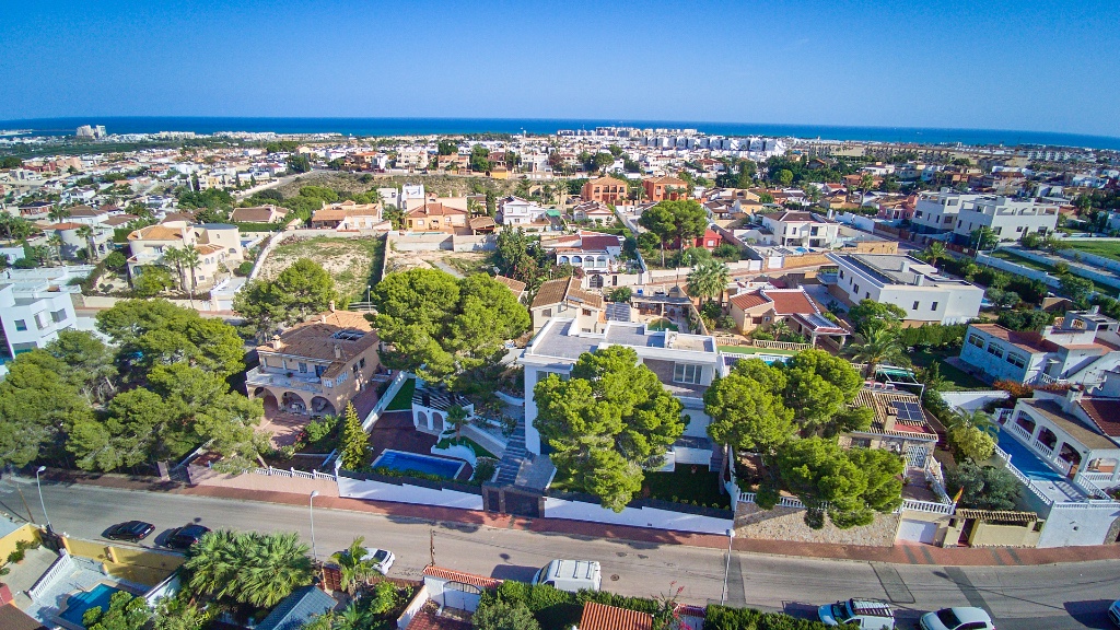 For sale - 6 Bedroom 3 Bathroom Villa in Los Balcones - Los Balcones  - Alicante