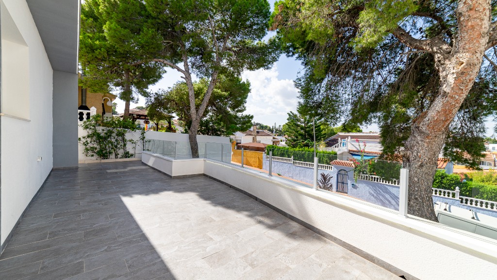 For sale - 6 Bedroom 3 Bathroom Villa in Los Balcones - Los Balcones  - Alicante