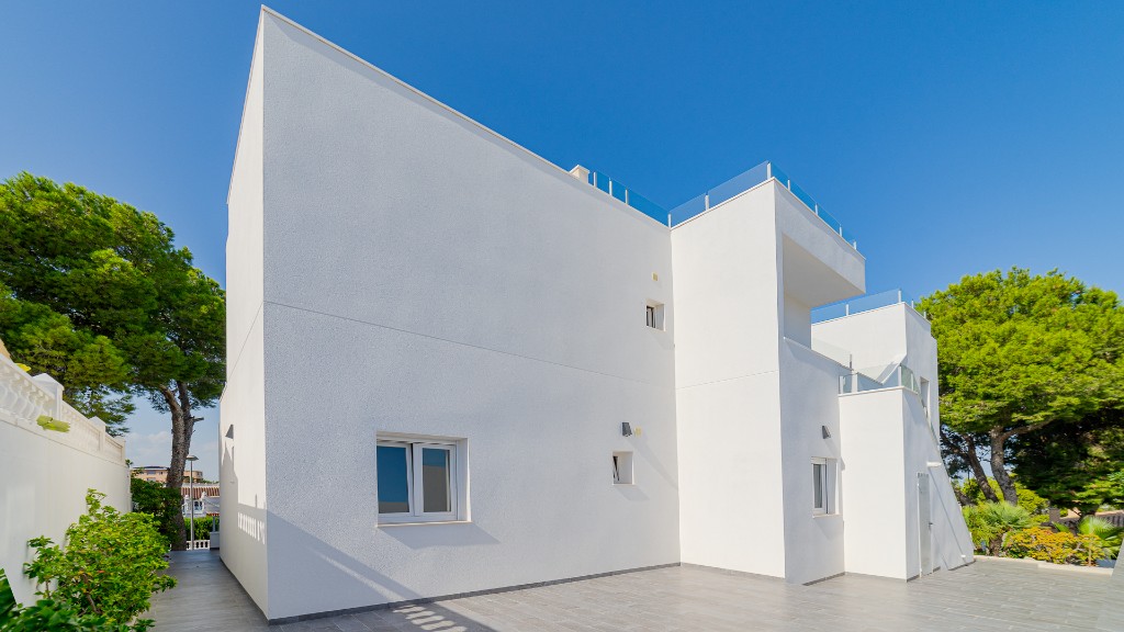 For sale - 6 Bedroom 3 Bathroom Villa in Los Balcones - Los Balcones  - Alicante