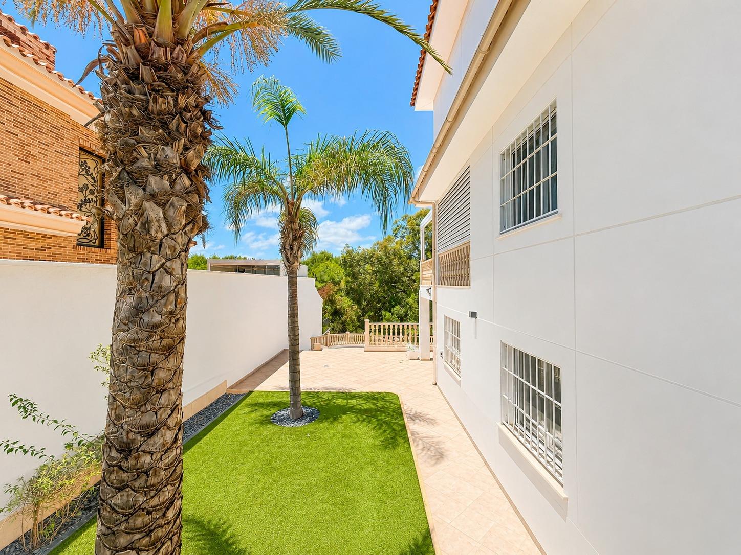 For sale - 4 Bedroom 5 Bathroom Villa in Cabo Roig - Campoamor  - Alicante