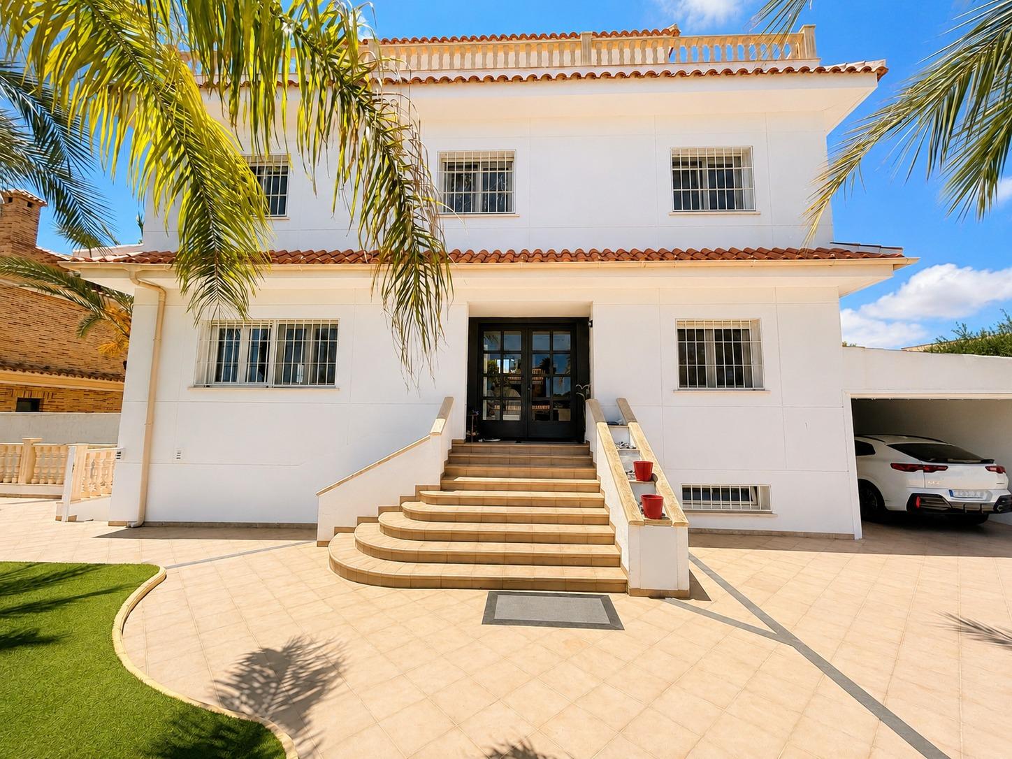For sale - 4 Bedroom 5 Bathroom Villa in Cabo Roig - Campoamor  - Alicante