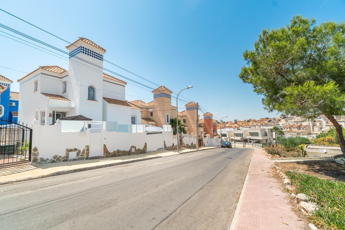 For sale - 4 Bedroom 3 Bathroom Villa in Villamartin - Las filipinas  - Alicante