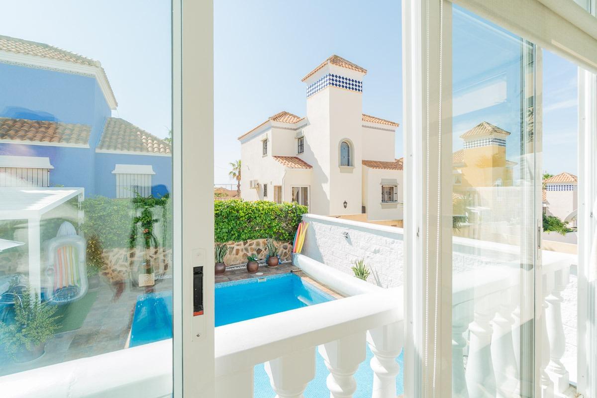 For sale - 4 Bedroom 3 Bathroom Villa in Villamartin - Las filipinas  - Alicante