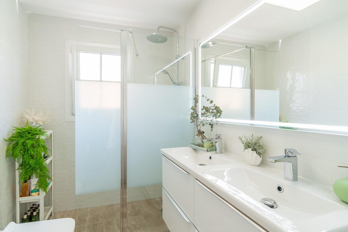 For sale - 4 Bedroom 3 Bathroom Villa in Villamartin - Las filipinas  - Alicante
