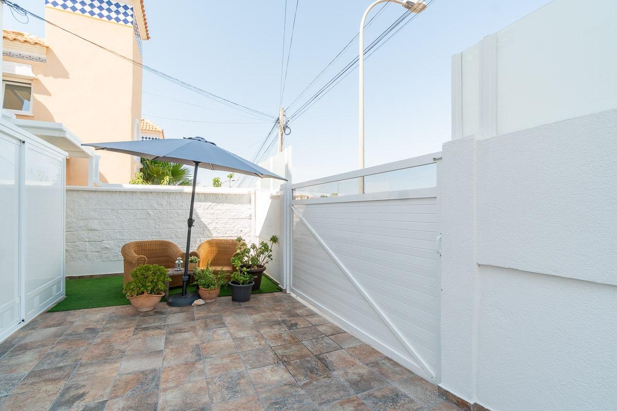 For sale - 4 Bedroom 3 Bathroom Villa in Villamartin - Las filipinas  - Alicante