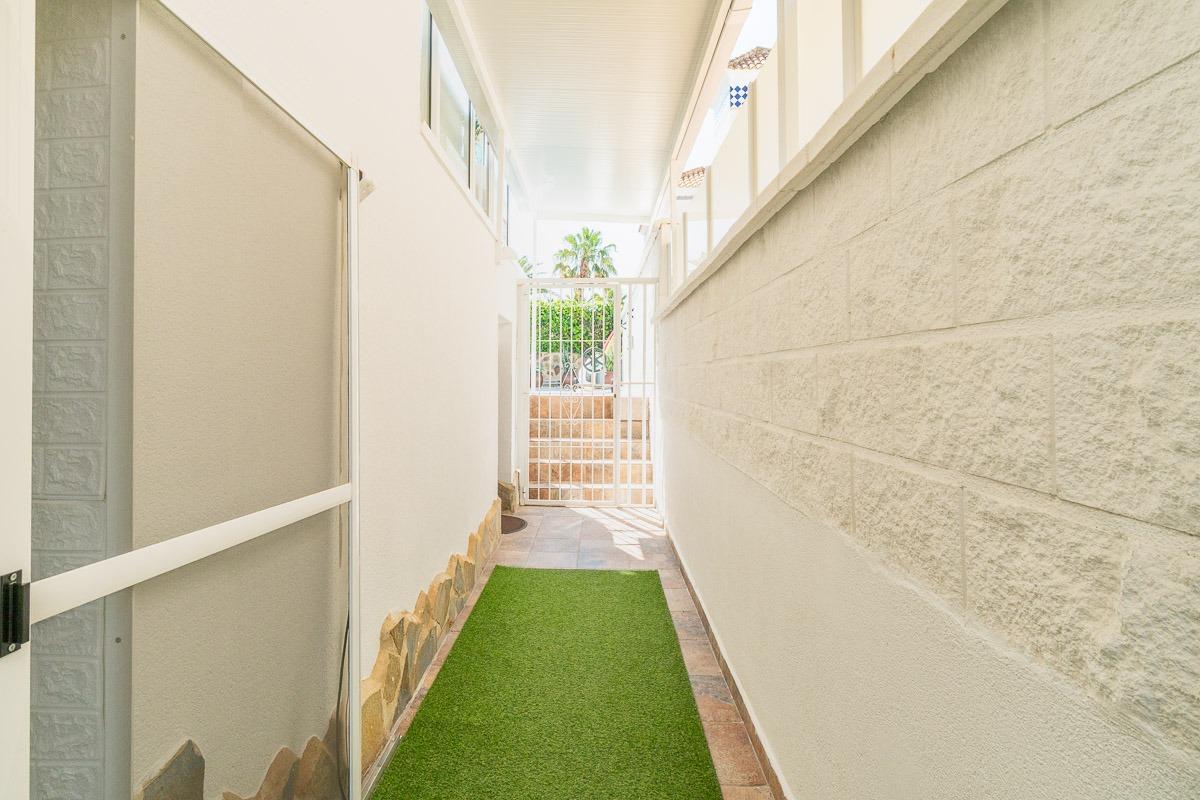For sale - 4 Bedroom 3 Bathroom Villa in Villamartin - Las filipinas  - Alicante