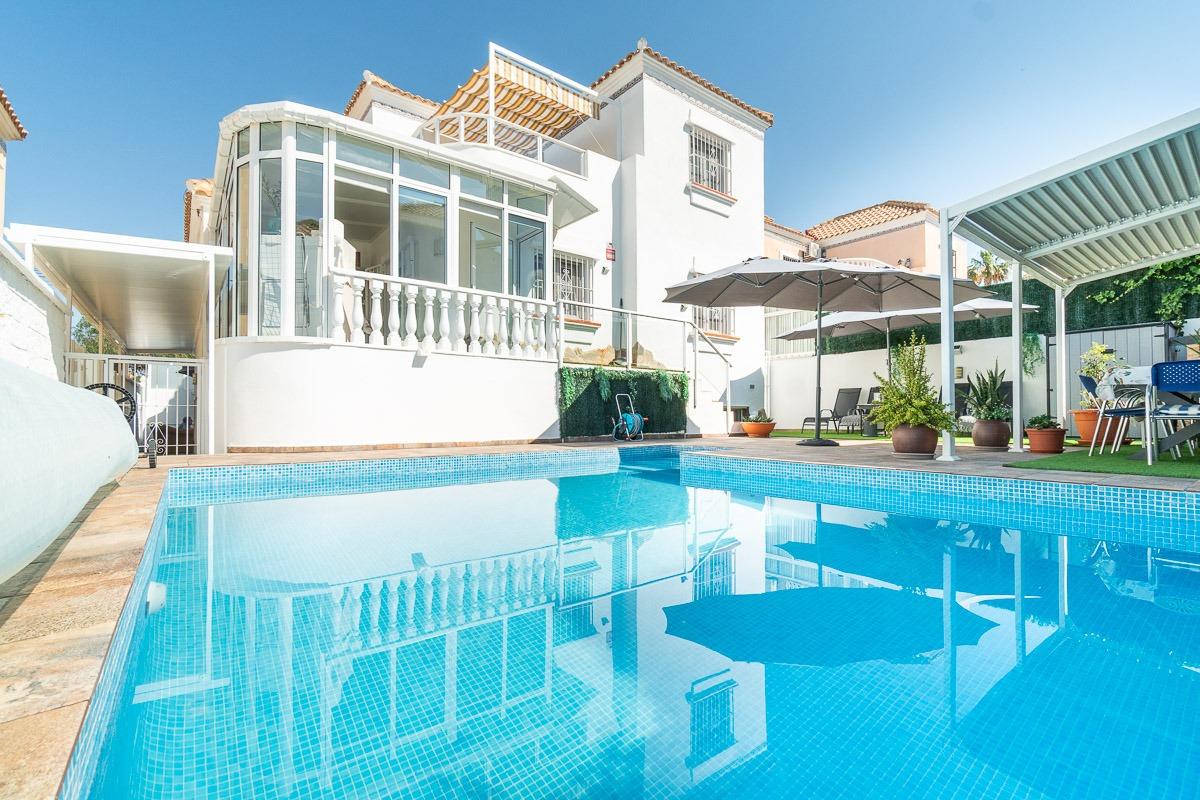For sale - 4 Bedroom 3 Bathroom Villa in Villamartin - Las filipinas  - Alicante