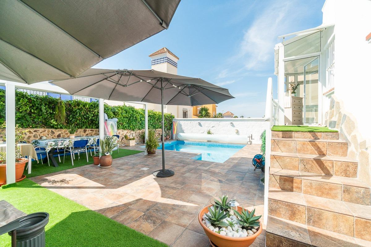 For sale - 4 Bedroom 3 Bathroom Villa in Villamartin - Las filipinas  - Alicante