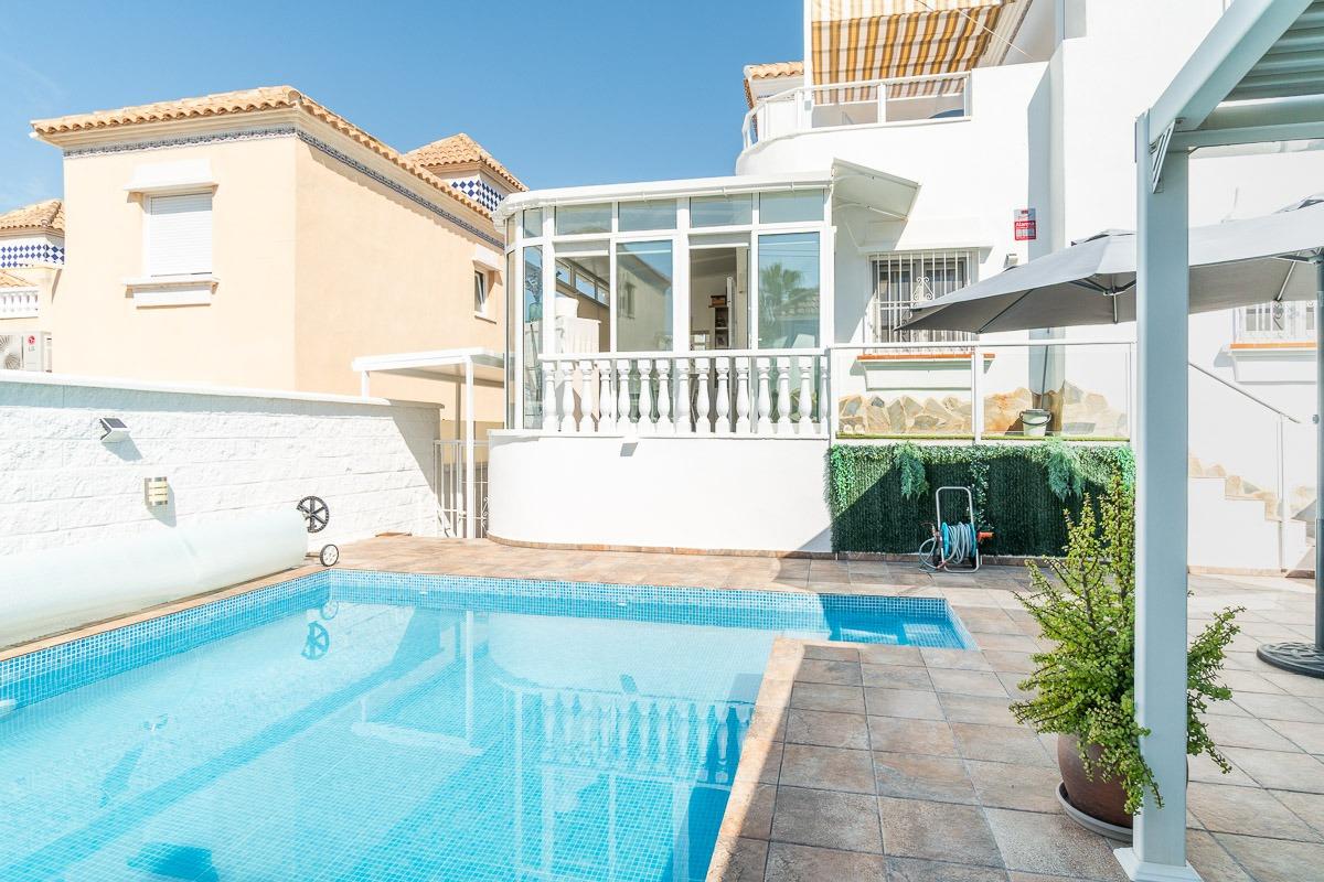 For sale - 4 Bedroom 3 Bathroom Villa in Villamartin - Las filipinas  - Alicante