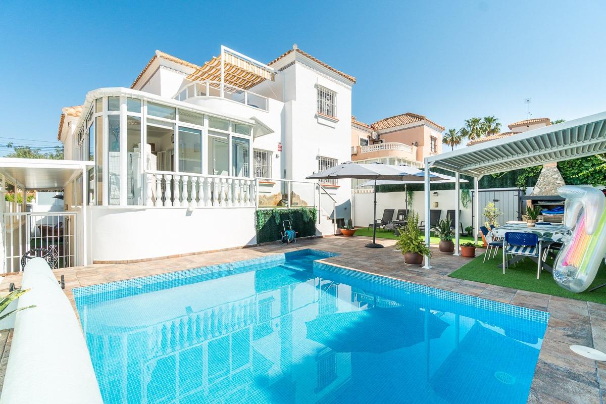 For sale - 4 Bedroom 3 Bathroom Villa in Villamartin - Las filipinas  - Alicante