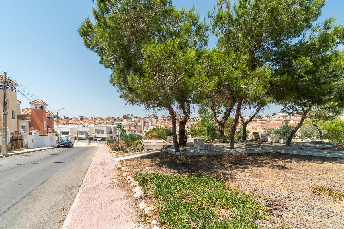 For sale - 4 Bedroom 3 Bathroom Villa in Villamartin - Las filipinas  - Alicante