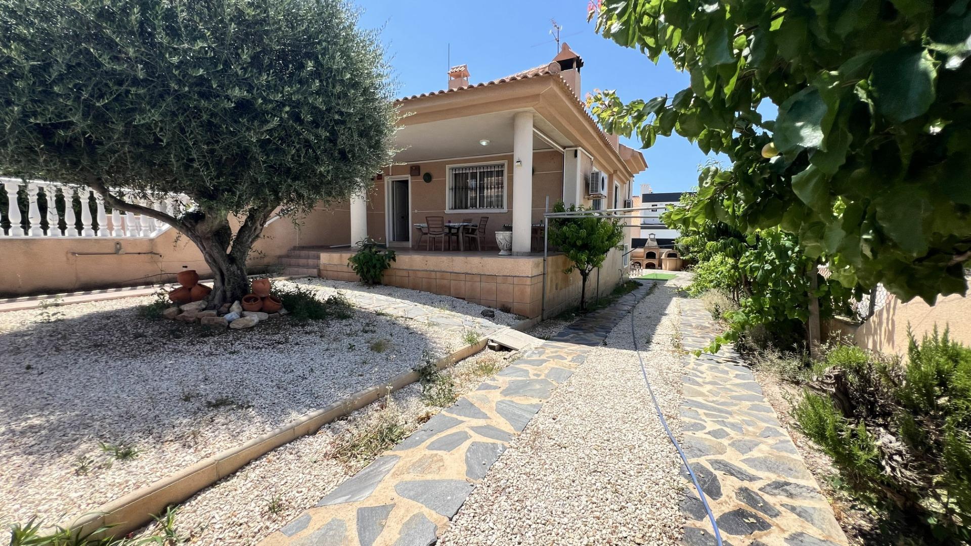 For sale - 4 Bedroom 2 Bathroom Semi Detached in Torrevieja - aguas nuevas  - Alicante
