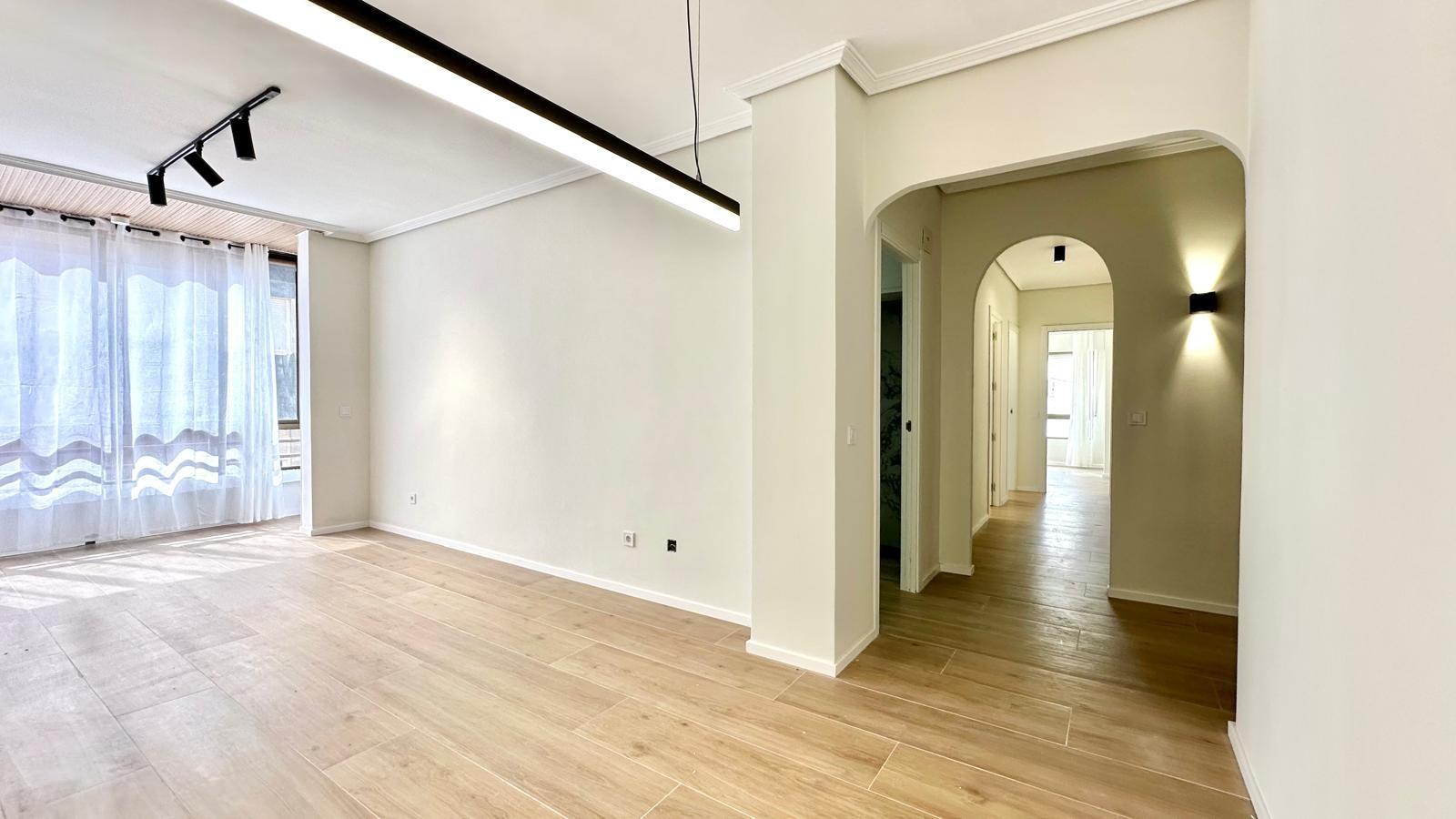 For sale - 3 Bedroom 2 Bathroom Apartment in Torrevieja - Centro  - Alicante