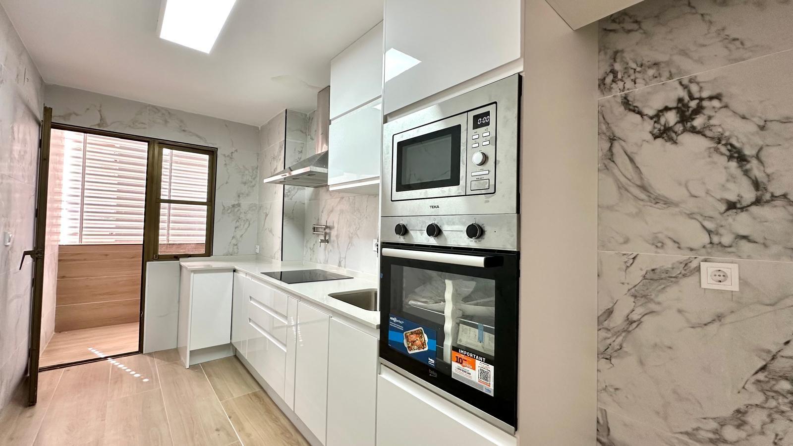 For sale - 3 Bedroom 2 Bathroom Apartment in Torrevieja - Centro  - Alicante