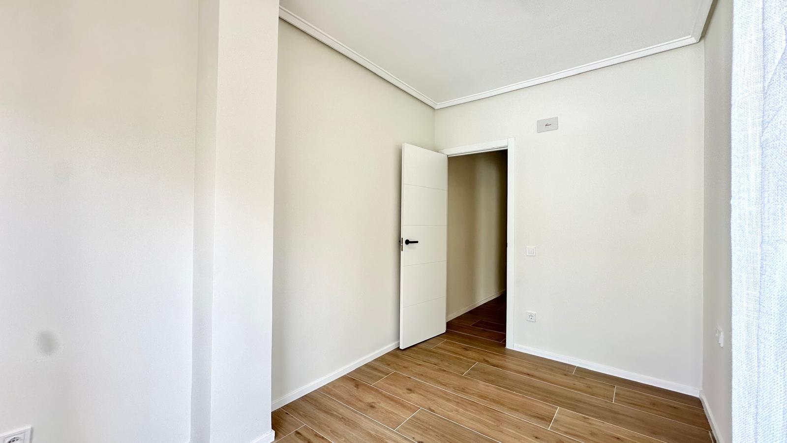 For sale - 3 Bedroom 2 Bathroom Apartment in Torrevieja - Centro  - Alicante