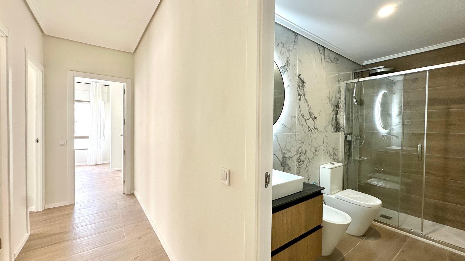 For sale - 3 Bedroom 2 Bathroom Apartment in Torrevieja - Centro  - Alicante