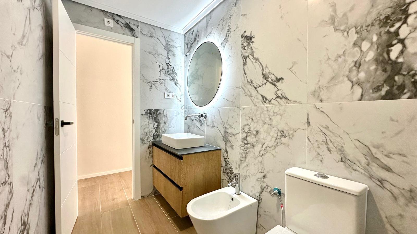 For sale - 3 Bedroom 2 Bathroom Apartment in Torrevieja - Centro  - Alicante