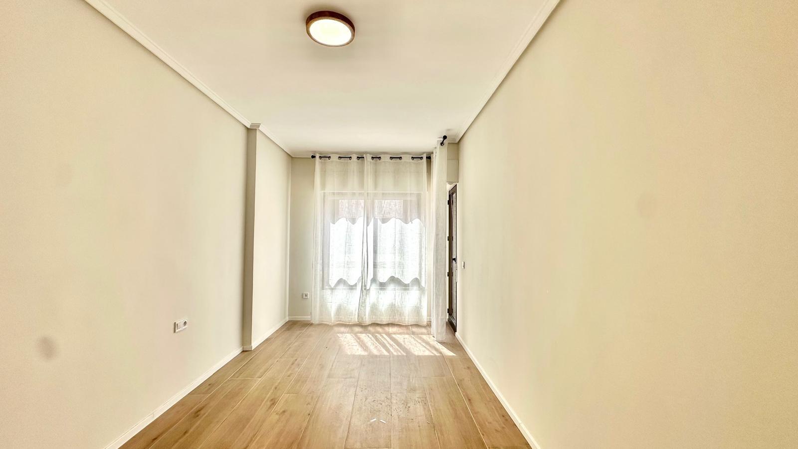 For sale - 3 Bedroom 2 Bathroom Apartment in Torrevieja - Centro  - Alicante