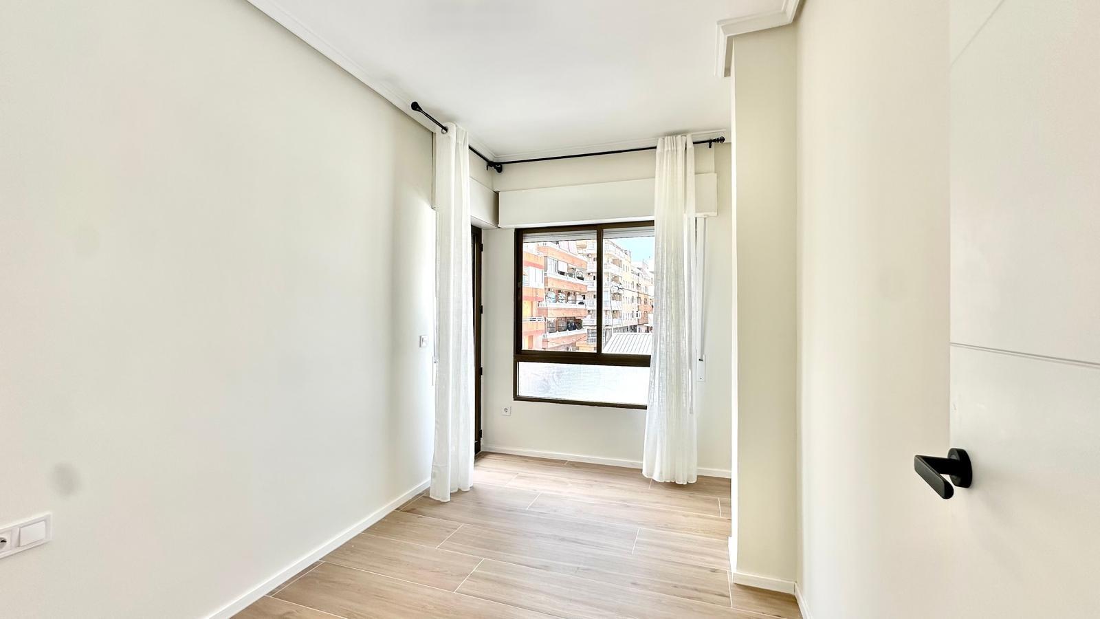 For sale - 3 Bedroom 2 Bathroom Apartment in Torrevieja - Centro  - Alicante