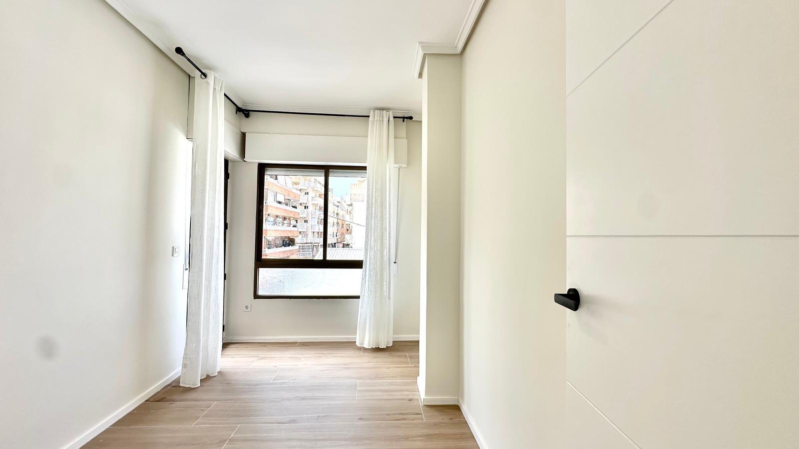 For sale - 3 Bedroom 2 Bathroom Apartment in Torrevieja - Centro  - Alicante