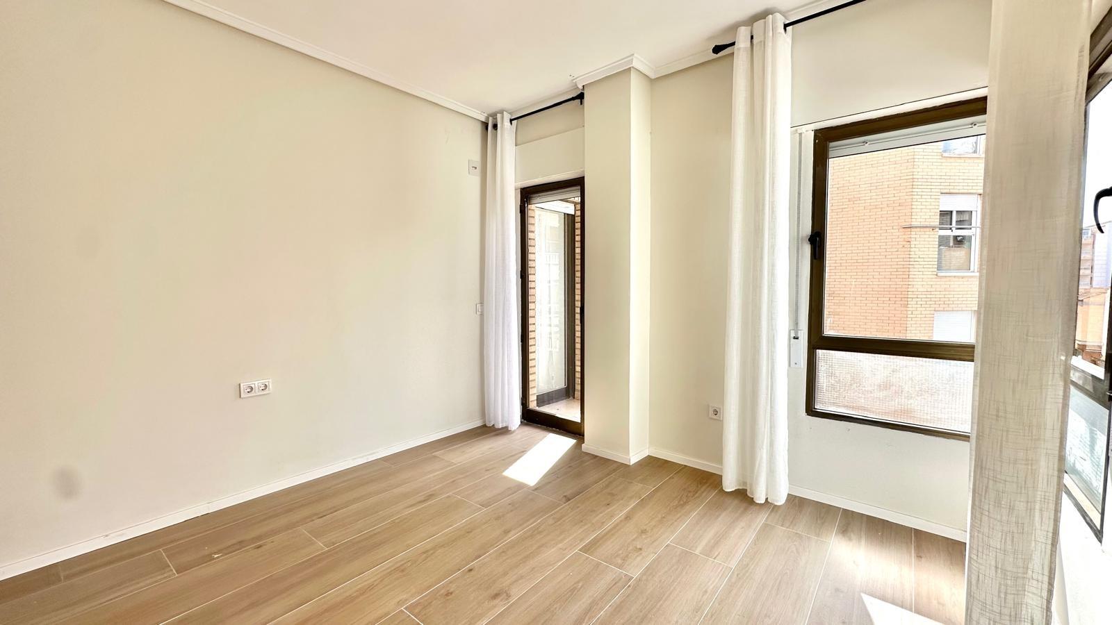 For sale - 3 Bedroom 2 Bathroom Apartment in Torrevieja - Centro  - Alicante
