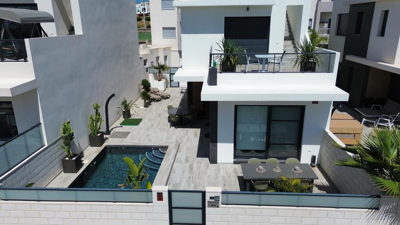 For sale - 3 Bedroom 3 Bathroom Villa in Benijofar -  - Alicante