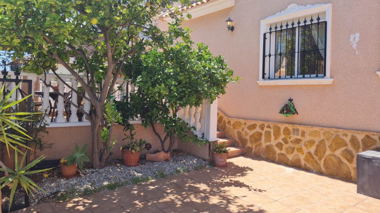 For sale - 3 Bedroom 2 Bathroom Villa in Villamartin - Costa Blanca  - Alicante