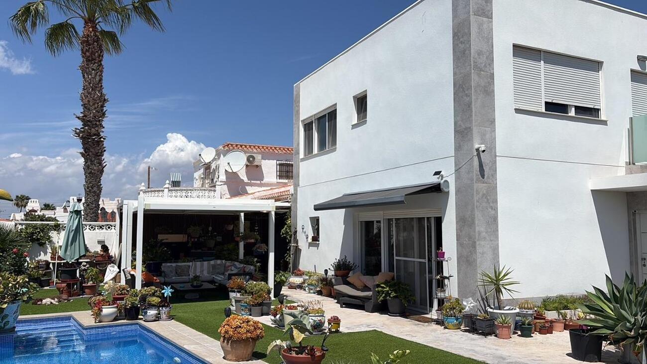 For sale - 2 Bedroom 1 Bathroom Villa in Torrevieja - Torreta Florida  - Alicante