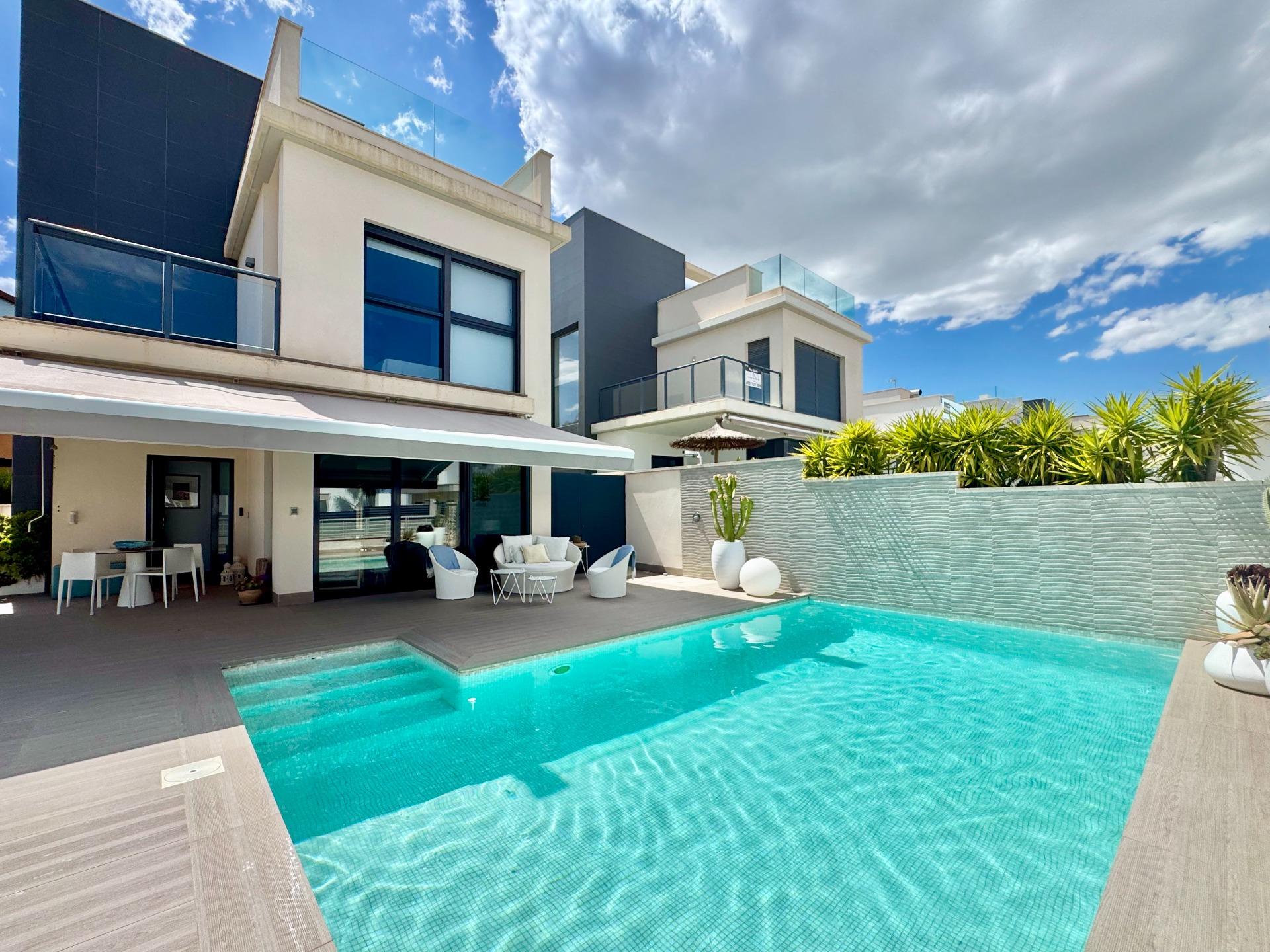 For sale - 4 Bedroom 3 Bathroom Villa in San Miguel de Salinas - Bellavista  - Alicante