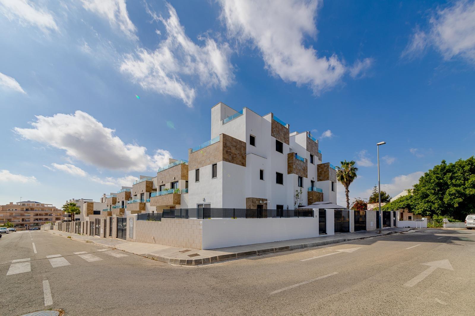 For sale - 3 Bedroom 3 Bathroom Town House in Villamartin - Orihuela Costa  - Alicante